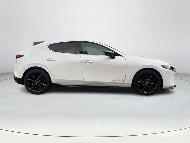 Mazda 3 2.0 e-SkyActiv-X M Hybrid 186 Nagisa | Aero pakket | Alcantara/Leder met stoelgeheugen | Achteruitrijcamera | Bose | HeadupDisplay | Navigatie en draadloze Applecarplay\Androidauto | Verlichte Dorpelbeschermers | Parelmoer Wit
