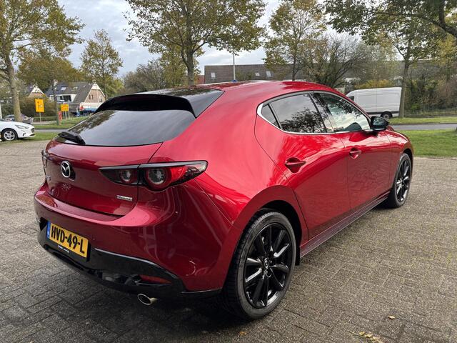 Mazda 3 2.5 e-SkyActiv-G M Hybrid 140 Homura Automaat, Navigatie, Apple Carplay/ Android Auto, Head-up, Cruise Controle Add, A.Rij-Camera, Parkeerhulp v., Stoel verwarming