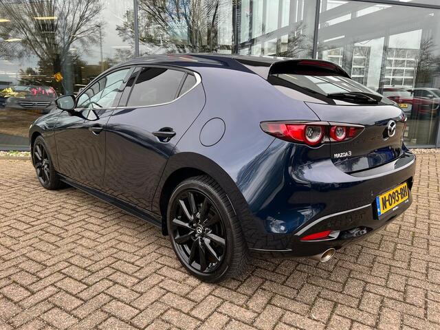 Mazda 3 2.0 e-SkyActiv-X M Hybrid 186 Luxury | NED AUTO | LEDER | STOEL + STUURVERWARMING | BOSE AUDIO | HEAD UP | 18 INCH | CAMERA |