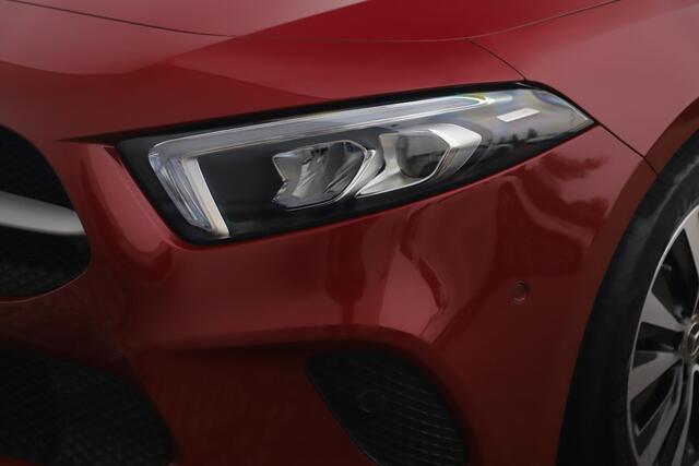 Mercedes-Benz A-KLASSE 160 Business Solution Widescreen Full LED Navigatie Camera Clima Lane Assist Cruise Parkeersensors Carplay Android 16 inch LMV Stoelverwarming