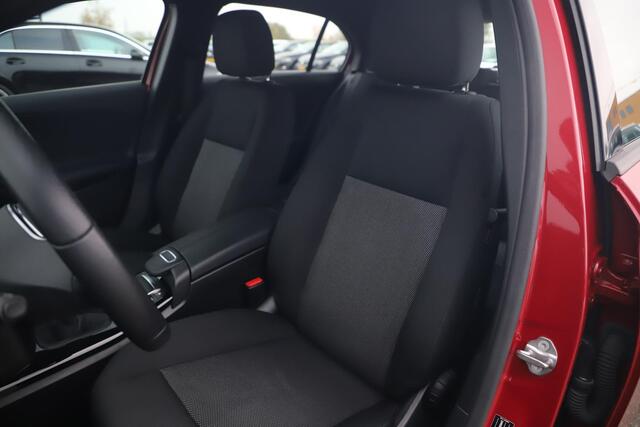 Mercedes-Benz A-KLASSE 160 Business Solution Widescreen Full LED Navigatie Camera Clima Lane Assist Cruise Parkeersensors Carplay Android 16 inch LMV Stoelverwarming