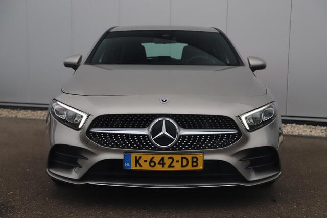 Mercedes-Benz A-KLASSE 160 AMG Line Widescreen Full LED Half Leder Sportstoelen Navigatie Camera Clima Lane Assist Cruise Parkeersensors 18 inch AMG LMV