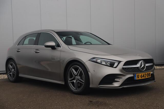 Mercedes-Benz A-KLASSE 160 AMG Line Widescreen Full LED Half Leder Sportstoelen Navigatie Camera Clima Lane Assist Cruise Parkeersensors 18 inch AMG LMV