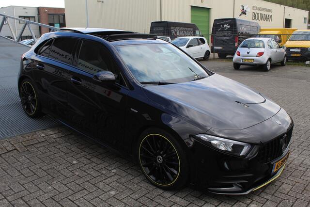 Mercedes-Benz A-KLASSE 250 Edition Amg pakket Automaat/Panoramadak/Digitale dash/Navigatie/Cruise control/Keyless entry+start/Matrix led koplampen/Sfeerverlichting/Stoelverwarming/Achteruitrijcamera/Parkeersensoren/Elektrisch verstelbare bestuurderstoel