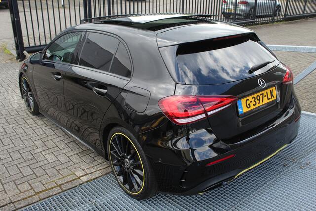 Mercedes-Benz A-KLASSE 250 Edition Amg pakket Automaat/Panoramadak/Digitale dash/Navigatie/Cruise control/Keyless entry+start/Matrix led koplampen/Sfeerverlichting/Stoelverwarming/Achteruitrijcamera/Parkeersensoren/Elektrisch verstelbare bestuurderstoel