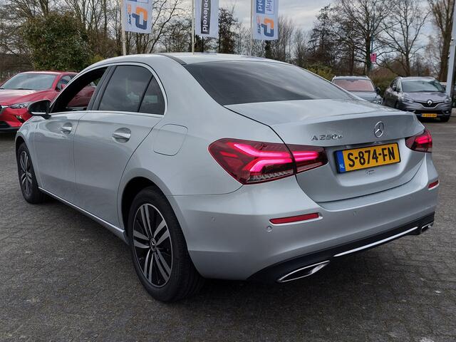 Mercedes-Benz A-KLASSE 250e Plug-In Hybrid Luxury Line | Origineel NL | Navi | Apple Carplay+Android Auto | Clima | Cruise | Stoelverwarming | Pdc V+A+Assist+Camera | Privacy Glass | 17''lm