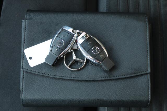 Mercedes-Benz A-KLASSE 180 Business Solution AMG AUTOMAAT/Panoramadak/Navigatie/Achteruitrijcamera/Climate control/Cruise control/Bluetooth/Trekhaak/Sport interieur/18'' Lichtmetalen velgen/LED koplampen.