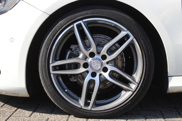 Mercedes-Benz A-KLASSE 180 Business Solution AMG AUTOMAAT/Panoramadak/Navigatie/Achteruitrijcamera/Climate control/Cruise control/Bluetooth/Trekhaak/Sport interieur/18'' Lichtmetalen velgen/LED koplampen.