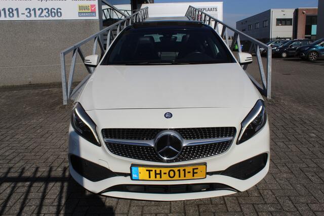 Mercedes-Benz A-KLASSE 180 Business Solution AMG AUTOMAAT/Panoramadak/Navigatie/Achteruitrijcamera/Climate control/Cruise control/Bluetooth/Trekhaak/Sport interieur/18'' Lichtmetalen velgen/LED koplampen.