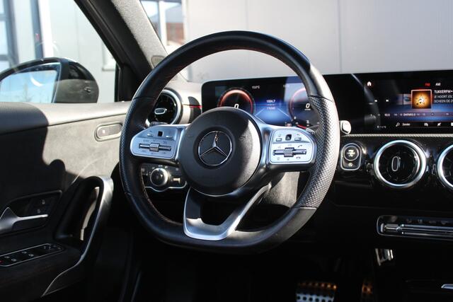 Mercedes-Benz A-KLASSE 200 Business Solution AMG Night Upgrade 164pk | incl. 12 maanden garantie | Night pakket | Panoramadak | AMG pakket | Virtual cockpit | Stoelverwarming | F1 Flippers | Lane assist | Zwarte hemel | Navigatie | 18" lichtmetalen velgen | Parkeersensoren | LE