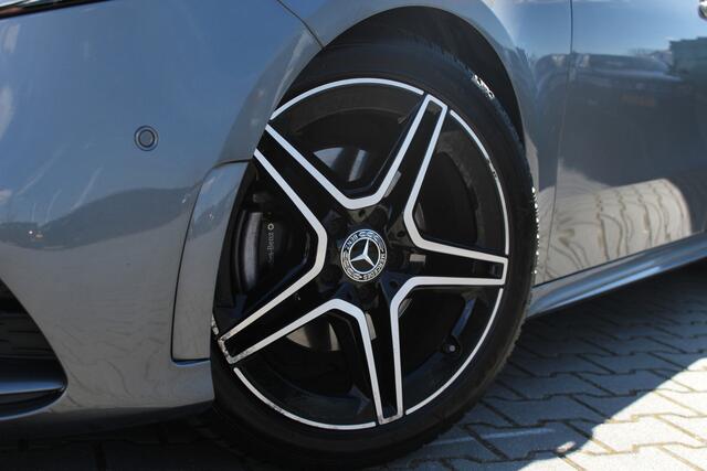 Mercedes-Benz A-KLASSE 200 Business Solution AMG Night Upgrade 164pk | incl. 12 maanden garantie | Night pakket | Panoramadak | AMG pakket | Virtual cockpit | Stoelverwarming | F1 Flippers | Lane assist | Zwarte hemel | Navigatie | 18" lichtmetalen velgen | Parkeersensoren | LE