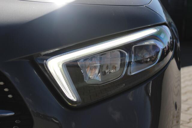 Mercedes-Benz A-KLASSE 200 Business Solution AMG Night Upgrade 164pk | incl. 12 maanden garantie | Night pakket | Panoramadak | AMG pakket | Virtual cockpit | Stoelverwarming | F1 Flippers | Lane assist | Zwarte hemel | Navigatie | 18" lichtmetalen velgen | Parkeersensoren | LE