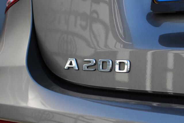 Mercedes-Benz A-KLASSE 200 Business Solution AMG Night Upgrade 164pk | incl. 12 maanden garantie | Night pakket | Panoramadak | AMG pakket | Virtual cockpit | Stoelverwarming | F1 Flippers | Lane assist | Zwarte hemel | Navigatie | 18" lichtmetalen velgen | Parkeersensoren | LE