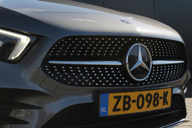 Mercedes-Benz A-KLASSE 200 Business Solution AMG Night Upgrade 164pk | incl. 12 maanden garantie | Night pakket | Panoramadak | AMG pakket | Virtual cockpit | Stoelverwarming | F1 Flippers | Lane assist | Zwarte hemel | Navigatie | 18" lichtmetalen velgen | Parkeersensoren | LE