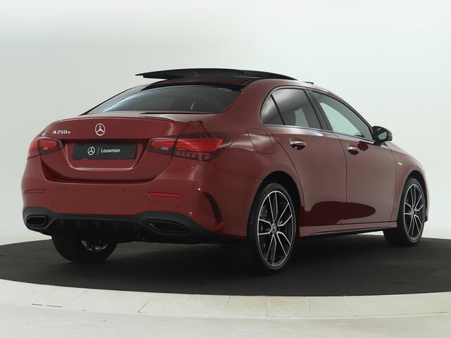 Mercedes-Benz A-KLASSE 250 e Business Solution AMG | Nightpakket | AMG Line Plus pakket | Parkeerpakket met 360°-camera | KEYLESS GO-comfortpakket | Verwarmde stoelen vooraan | Extra USB-poorten | Dodehoekassistent | Head-up display |