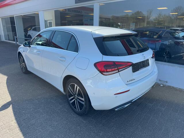 Mercedes-Benz A-KLASSE 250 e Business Solution Luxury Limited