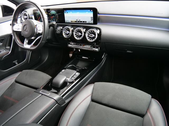 Mercedes-Benz A-KLASSE 180 Business Solution 136pk AMG Automaat Navigatie / LED / Camera / Sfeerverlichting