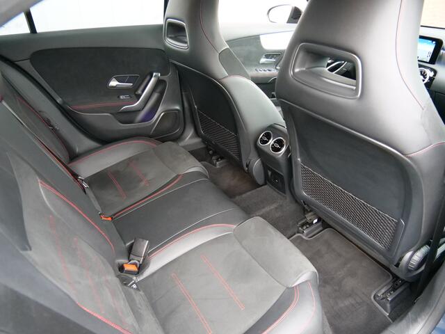 Mercedes-Benz A-KLASSE 180 Business Solution 136pk AMG Automaat Navigatie / LED / Camera / Sfeerverlichting