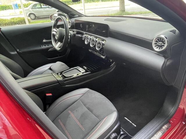 Mercedes-Benz A-KLASSE 180 AMG | Rijassistentiepakket | Panoramadak | Stoelverwarming | Achteruitrijcamera