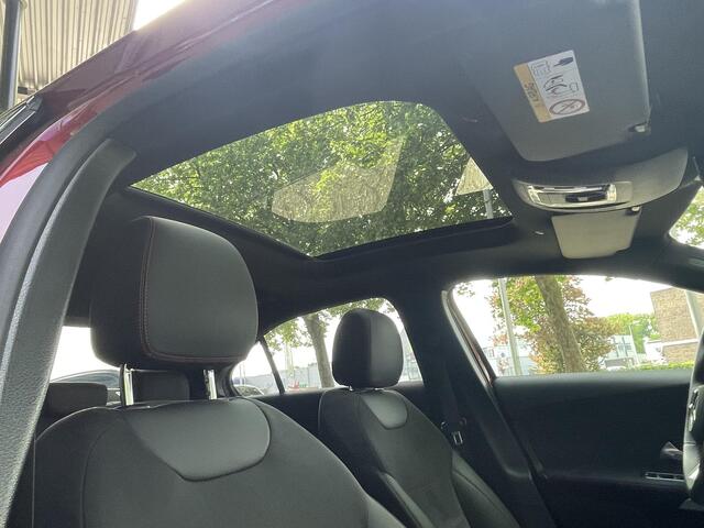 Mercedes-Benz A-KLASSE 180 AMG | Rijassistentiepakket | Panoramadak | Stoelverwarming | Achteruitrijcamera