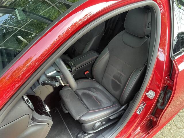 Mercedes-Benz A-KLASSE 180 AMG | Rijassistentiepakket | Panoramadak | Stoelverwarming | Achteruitrijcamera