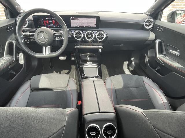 Mercedes-Benz A-KLASSE 180 AMG | Rijassistentiepakket | Panoramadak | Stoelverwarming | Achteruitrijcamera