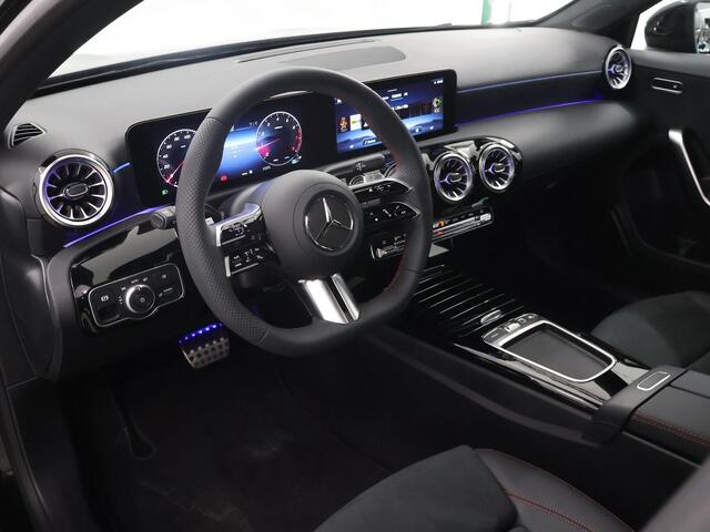 Mercedes-Benz A-KLASSE 180 Business Solution AMG | Panoramadak | Multibeam led | Nightpakket | Sfeerverlichting | Apple carplay / Android auto | 360 graden camera