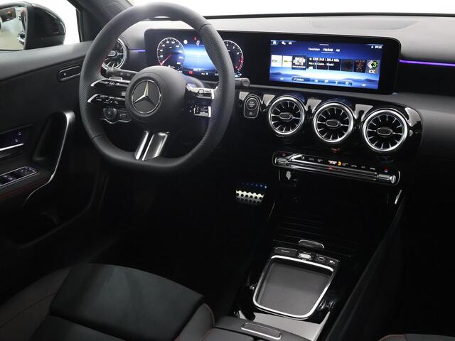 Mercedes-Benz A-KLASSE 180 Business Solution AMG | Panoramadak | Multibeam led | Nightpakket | Sfeerverlichting | Apple carplay / Android auto | 360 graden camera