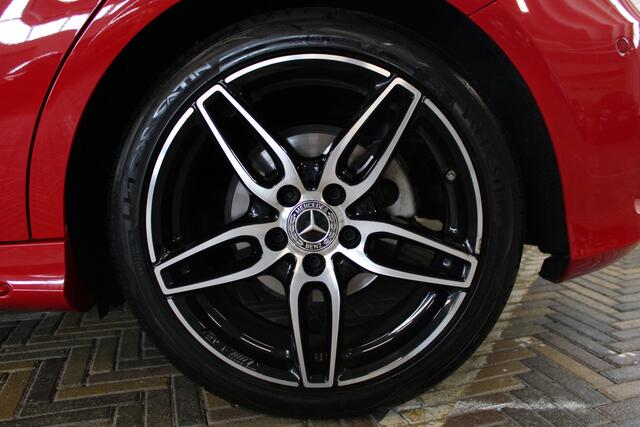 Mercedes-Benz A-KLASSE 160 Sport Edition AMG | Incl. 12 maanden garantie | Navigatie | Full LED | Parkeersensoren | Getint glas | Sportstoelen half leder | Zwarte sierlijsten | Dealer onderhouden | Nieuwstaat | Zwarte hemel | Camera |