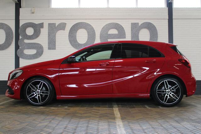 Mercedes-Benz A-KLASSE 160 Sport Edition AMG | Incl. 12 maanden garantie | Navigatie | Full LED | Parkeersensoren | Getint glas | Sportstoelen half leder | Zwarte sierlijsten | Dealer onderhouden | Nieuwstaat | Zwarte hemel | Camera |