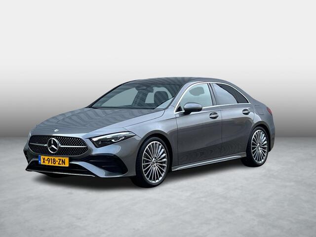 Mercedes-Benz A-KLASSE 200 AMG Line | Panoramadak | Burmester Surround Sound | Distronic Afstandsassistent | 360° Camera | Dodehoekassistent | MULTIBEAM LED Koplampen | Elektrisch Verstelbare Stoelen + Memory | Apple CarPlay | Android Auto | Sfeerverlichting