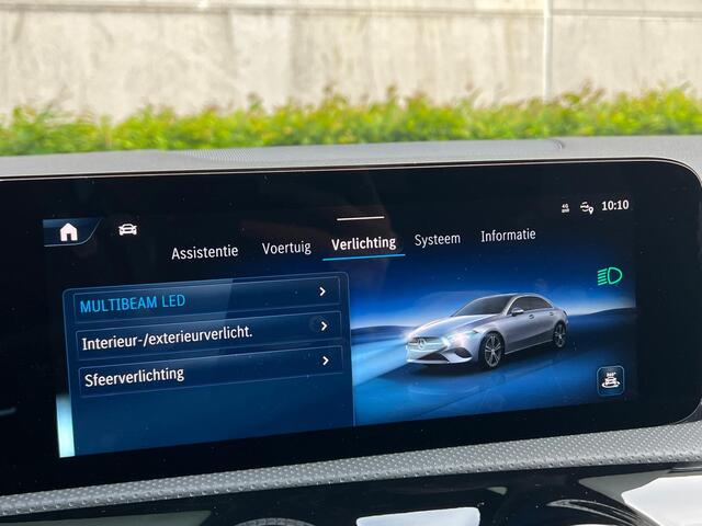 Mercedes-Benz A-KLASSE 200 AMG Line | Panoramadak | Burmester Surround Sound | Distronic Afstandsassistent | 360° Camera | Dodehoekassistent | MULTIBEAM LED Koplampen | Elektrisch Verstelbare Stoelen + Memory | Apple CarPlay | Android Auto | Sfeerverlichting