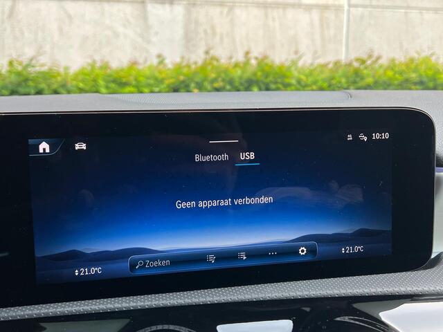 Mercedes-Benz A-KLASSE 200 AMG Line | Panoramadak | Burmester Surround Sound | Distronic Afstandsassistent | 360° Camera | Dodehoekassistent | MULTIBEAM LED Koplampen | Elektrisch Verstelbare Stoelen + Memory | Apple CarPlay | Android Auto | Sfeerverlichting