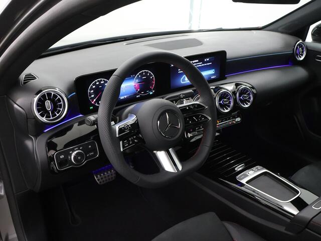 Mercedes-Benz A-KLASSE 180 Business Solution AMG 180 Business Solution AMG | Elektrisch bedienbaar panorama-dak | Achteruitrijcamera | 19inch Multispaak velgen | Mulitbeam koplampen
