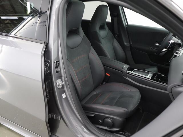 Mercedes-Benz A-KLASSE 180 Business Solution AMG 180 Business Solution AMG | Elektrisch bedienbaar panorama-dak | Achteruitrijcamera | 19inch Multispaak velgen | Mulitbeam koplampen