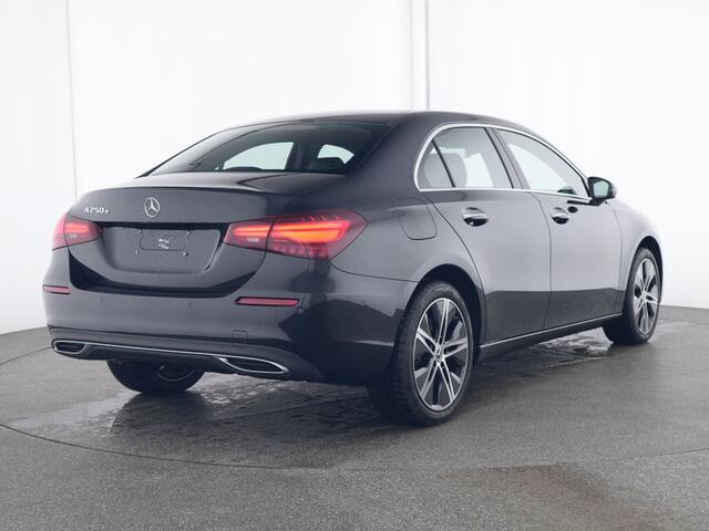 Mercedes-Benz A-KLASSE 250 e Sedan Face Lift Plug-In Hybride Progressive Line Advanced Plus | 18 Inch Velgen | 11 kW Laden | Dodehoek Assist | Stuur en Stoelverwarming . Inclusief 24 maanden Mercedes-Benz Certified garantie voor Europa.