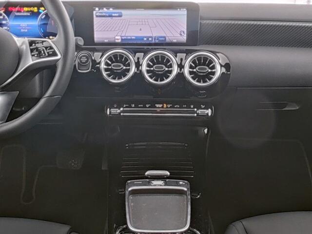 Mercedes-Benz A-KLASSE 250 e Sedan Face Lift Plug-In Hybride Progressive Line Advanced Plus | 18 Inch Velgen | 11 kW Laden | Dodehoek Assist | Stuur en Stoelverwarming . Inclusief 24 maanden Mercedes-Benz Certified garantie voor Europa.