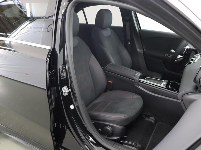 Mercedes-Benz A-KLASSE 250 e Business Solution AMG | Panoramadak | Sfeerverlichting | Donder getinte ramen |