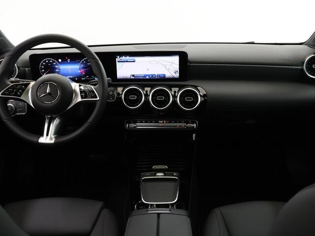 Mercedes-Benz A-KLASSE 180 Business Line |Elektrisch glazen panorama-dak| Getint glas | 2 zone clima | widescreen | Stoelverwarming