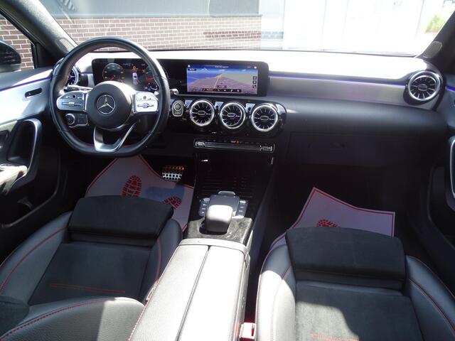 Mercedes-Benz A-KLASSE 180 Business Solution AMG Automaat, Camera, Sfeerverlichting, Navigatie, Multimedia, Airco/ECC, CruiseControl, Leder/Alcantara, Parkeersensoren, LM-velgen