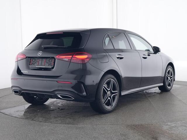 Mercedes-Benz A-KLASSE 250 e AMG Face Lift Plug-In Hybride AMG Line Advanced Plus | Night Pakket | 11kW Laden | Stuur en Stoelverwarming. Inclusief 24 maanden MB Certified garantie voor Europa.