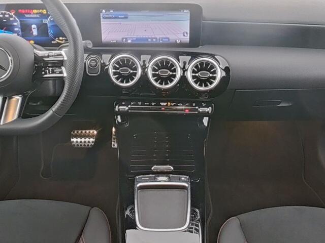 Mercedes-Benz A-KLASSE 250 e AMG Face Lift Plug-In Hybride AMG Line Advanced Plus | Night Pakket | 11kW Laden | Stuur en Stoelverwarming. Inclusief 24 maanden MB Certified garantie voor Europa.