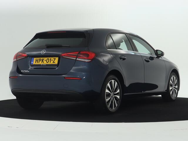 Mercedes-Benz A-KLASSE 250 e Plug-In Hybride | Parkeerpakket met Camera | Stoelverwarming | DAB | LED verlichting | Cruise Controle | Inclusief 24 maanden Mercedes-Benz Certified garantie voor Europa.