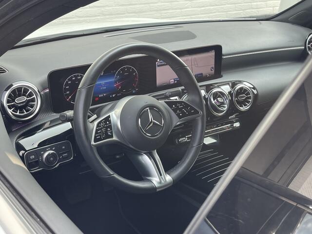Mercedes-Benz A-KLASSE 180 Luxury Line | Facelift | Pano | Ambiente | Camera | CarPlay | LED | Keyless | DAB+