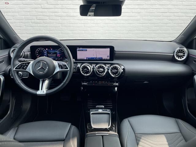 Mercedes-Benz A-KLASSE 180 Luxury Line | Facelift | Pano | Ambiente | Camera | CarPlay | LED | Keyless | DAB+