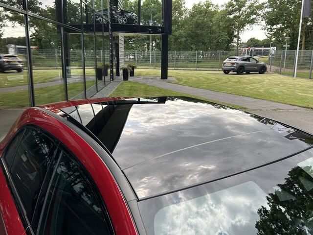 Mercedes-Benz A-KLASSE 250e AMG // Trekhaak // Panoramadak // Sfeerverlichting // Night Pakket // Camera // Designo kleur