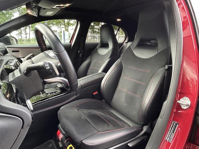 Mercedes-Benz A-KLASSE 250e AMG // Trekhaak // Panoramadak // Sfeerverlichting // Night Pakket // Camera // Designo kleur