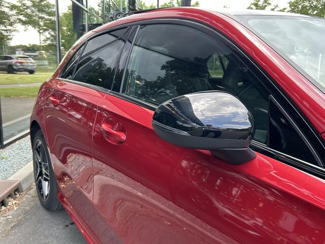 Mercedes-Benz A-KLASSE 250e AMG // Trekhaak // Panoramadak // Sfeerverlichting // Night Pakket // Camera // Designo kleur