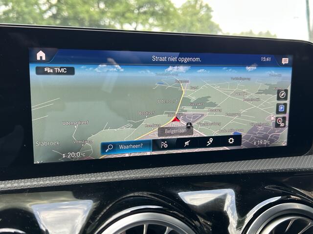 Mercedes-Benz A-KLASSE 250e AMG // Trekhaak // Panoramadak // Sfeerverlichting // Night Pakket // Camera // Designo kleur