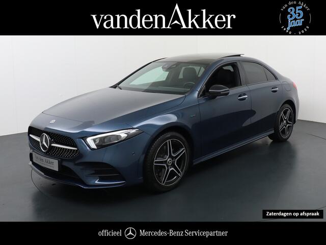 Mercedes-Benz A-KLASSE 250e AMG // Panoramadak // Memory // Trekhaak // Keyless // Carplay // Sfeerverlichting // MultiBeam LED // Night Pakket // Augmented Reality
